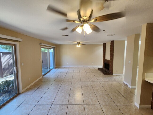 Building Photo - 4 BD/2.5 BA Two Story Townhouse in Timberlane HOA
