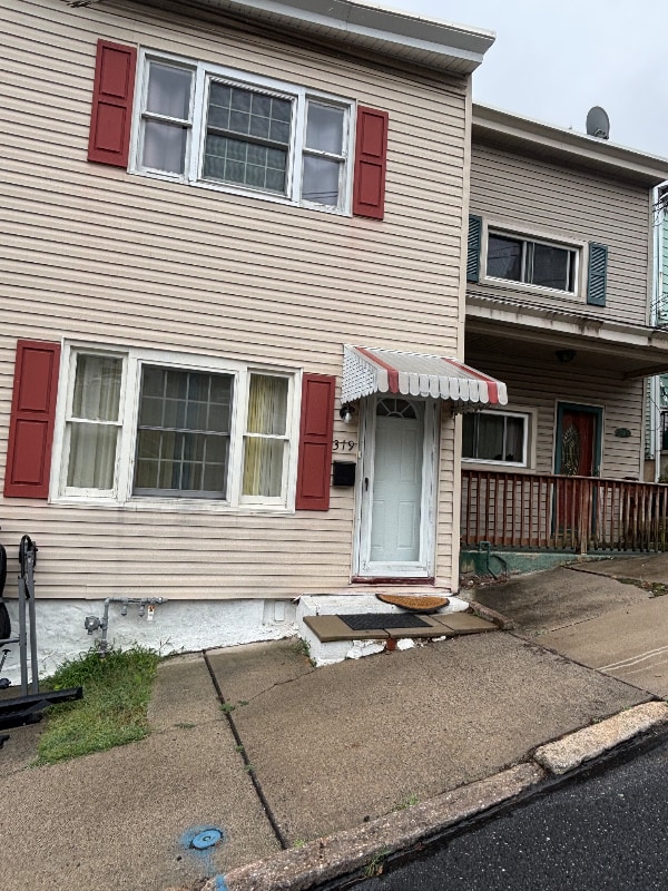 Primary Photo - 319 N George St