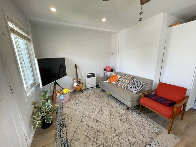 Building Photo - Atwater Village Bungalow Unit #3