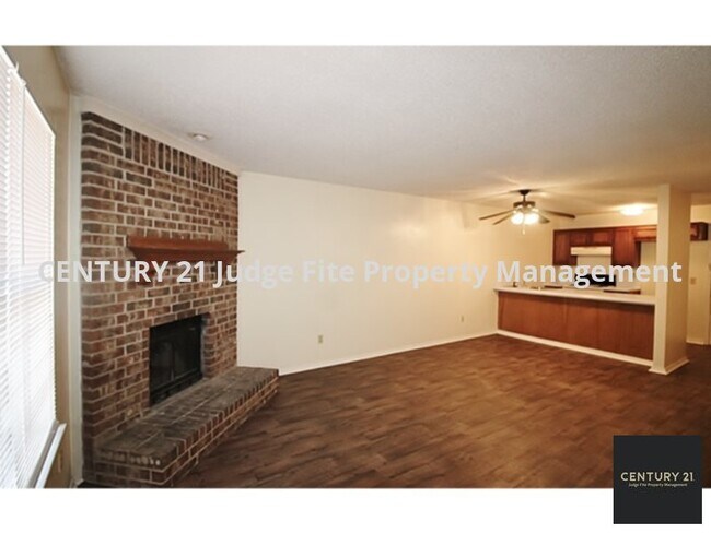 Building Photo - Lovely 2-Story 2/1.5 Townhome in Duncanvil...