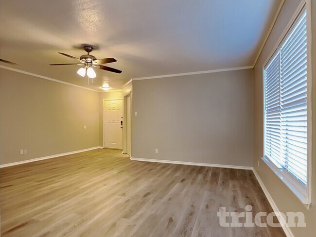 Foto del edificio - 7454 Myrtle Trail