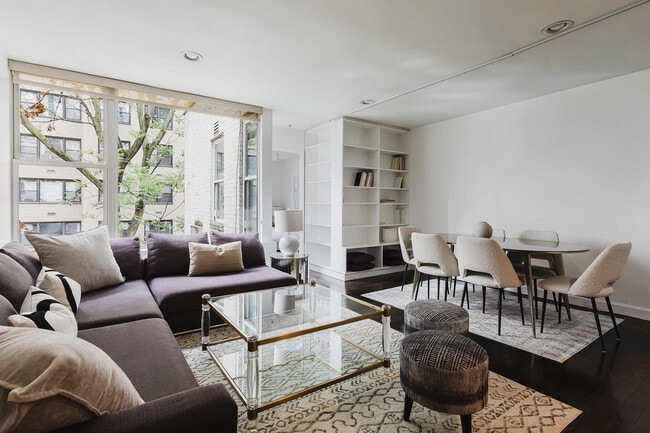 Foto del edificio - 323 E 51st St