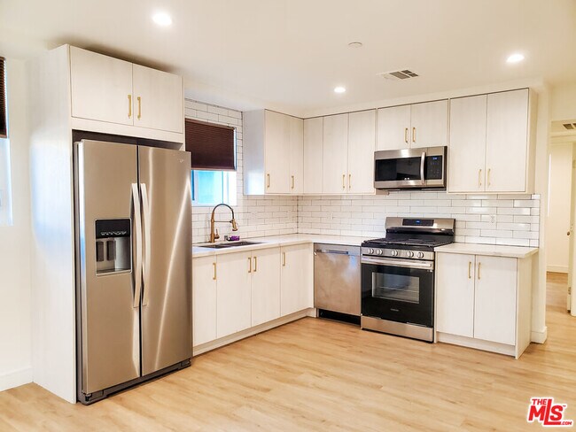 Foto del edificio - 3522 S Bronson Ave