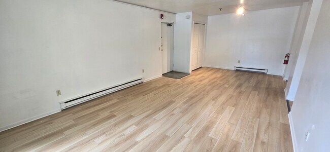 Unidad remodelada. Amplia sala y comedor. - 37 S. Williams St