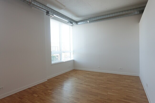 Foto del edificio - 4131 W Belmont Ave
