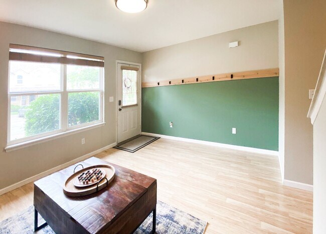 Foto del edificio - Cozy Town Home with Private Back Patio in ...