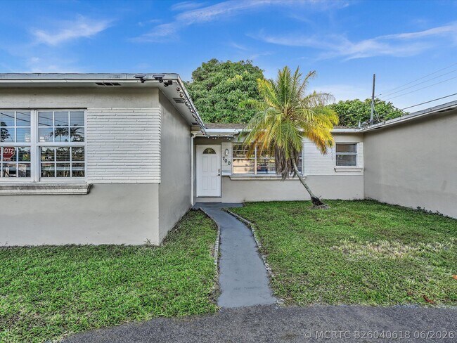 Building Photo - 700 SW 5th Ct
