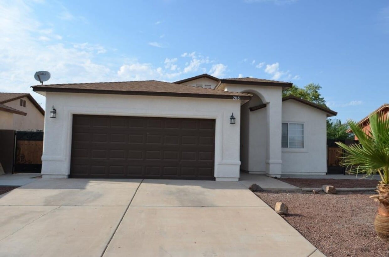Foto principal - San Luis 3 Bedroom 2 Bath Home with 2-Car ...