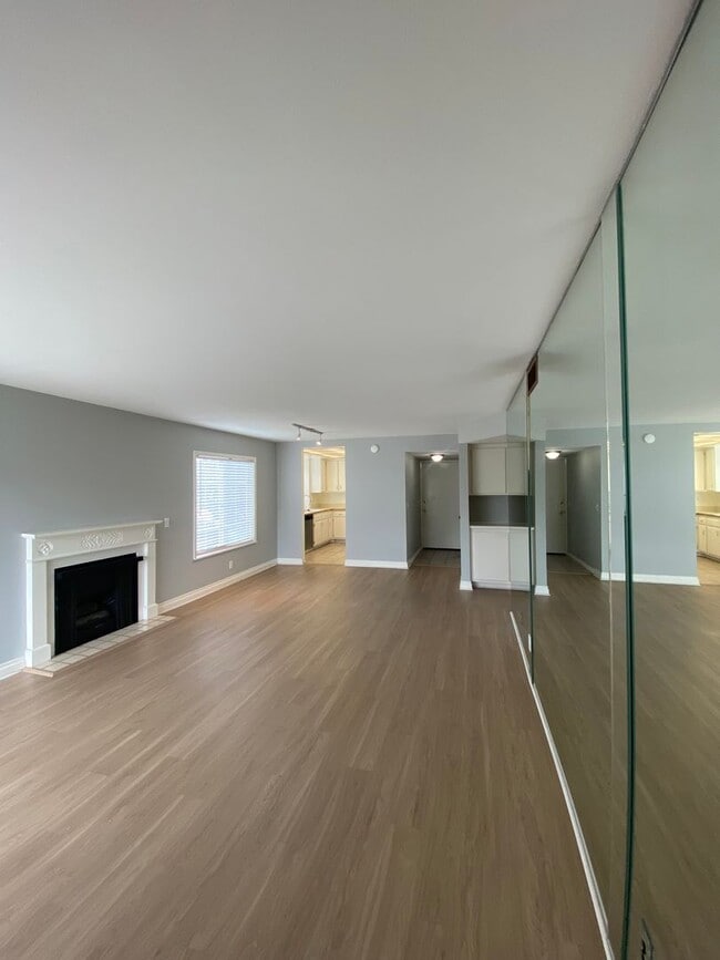 Building Photo - Alamitos Beach Spacious Condo