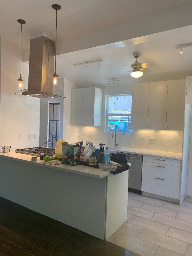 Building Photo - 283 Linda Rosa Ave