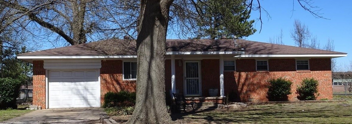 Looking North. No cold northwind through the front door! - 603 E Center St