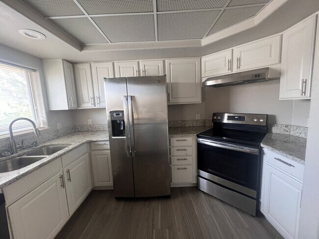 Foto del edificio - Gorgeous apartment with granite counter tops!