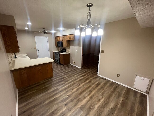 Building Photo - Updated 3 bedroom 2 bath Home in Battlefie...