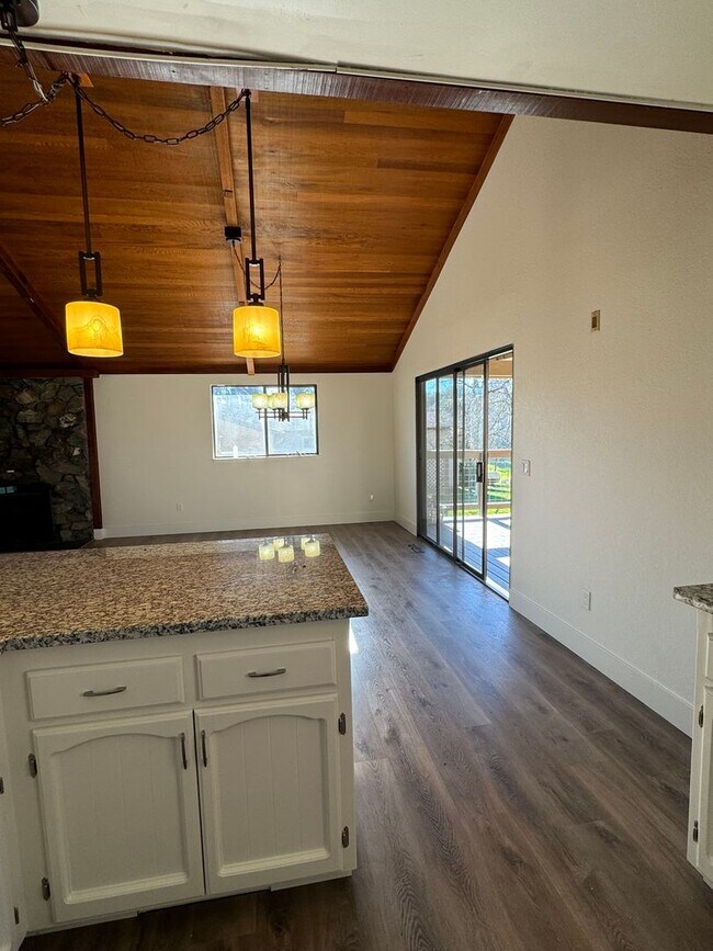 Foto del edificio - Lake of the pines GOLF COURSE charmer! New counters, new floor, new paint! Wonderful home!