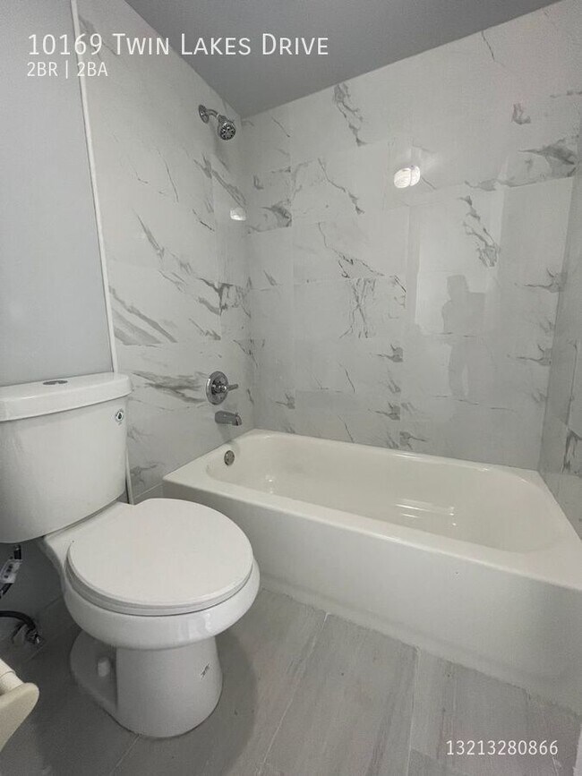 Foto del edificio - 10169 Twin Lakes Dr