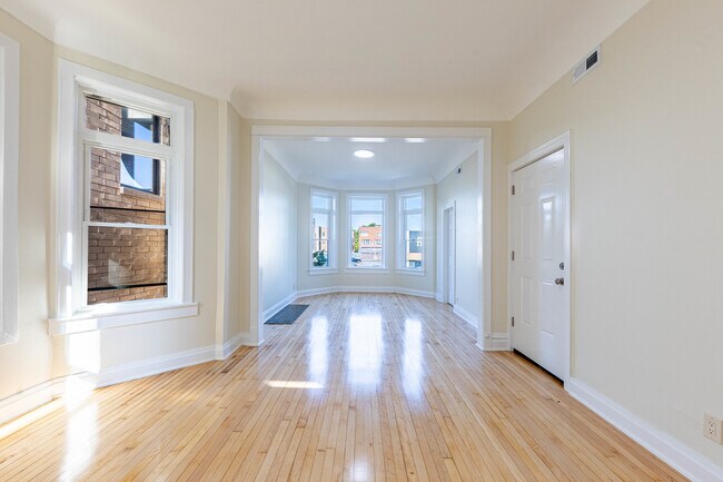 Foto del edificio - 2137 N Western Ave
