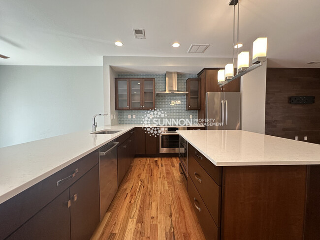 Building Photo - 3 Bed 3 Bath Townhome in South End