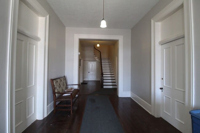 Building Photo - 1 bed, 1 bath apartment for rent in Downtown Harrisonburg!