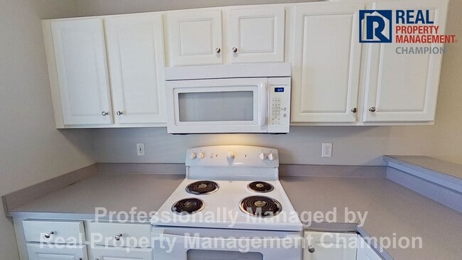 Building Photo - Ground Level Condo with Community Pool