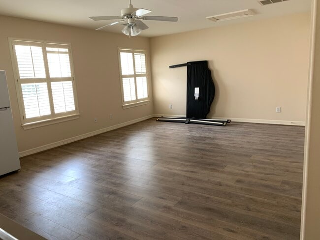 Building Photo - 4928 Mimosa Dr