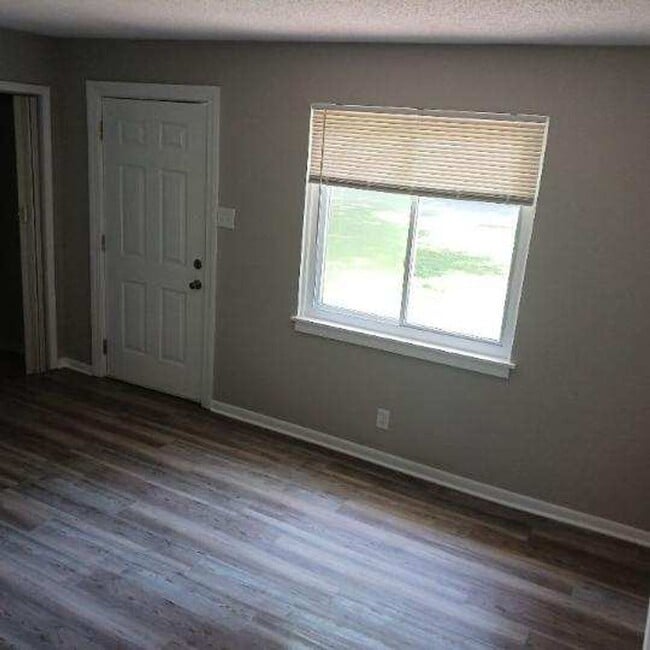 Building Photo - Washburn Rural Schools 2 bedroom 1 bath home