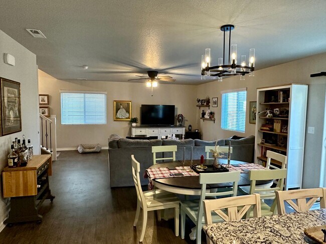 Building Photo - FANTASTIC 3BD/2.5BA w/ A/C in Patriot Park