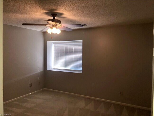 Foto del edificio - Coming soon ! 2 BED/ 1 BATH