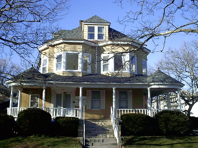 front entry - 401 Sewall Ave