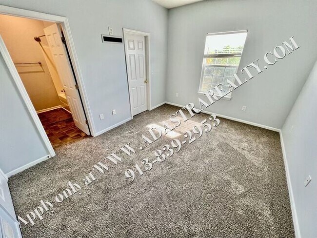 Foto del edificio - Beautiful Gardner Townhome-Available in MAY!!