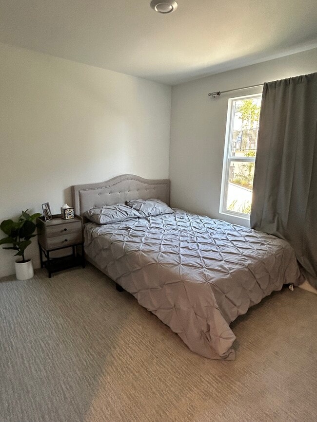 Building Photo - 9831 La Serna Dr