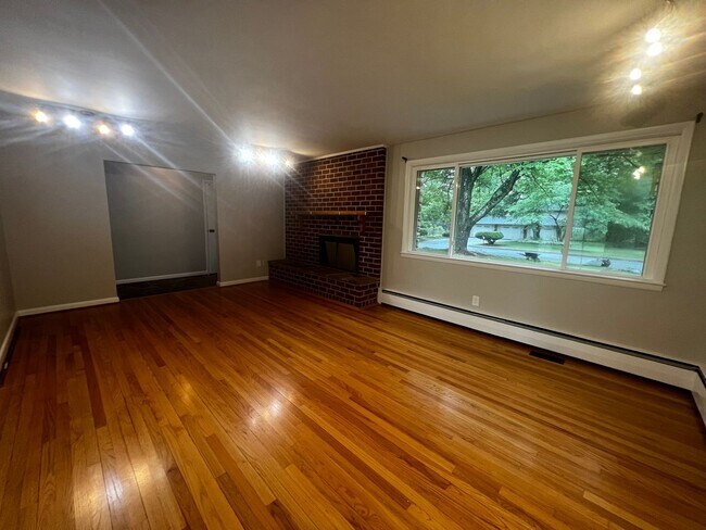 Building Photo - Charming 3 BR/2 BA Single-Family Home in E...
