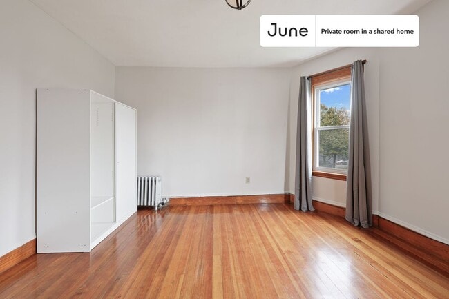 Building Photo - Room in Shared 4 bed/1 bath home