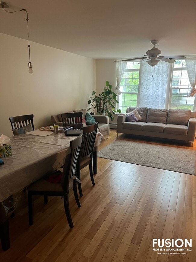Building Photo - Impeccably Maintained 3bd, 2 bth Stonington Circle Condo!