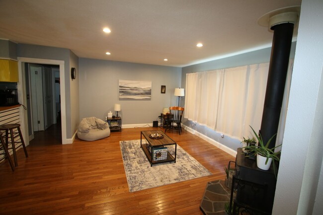 Building Photo - Lovely 3 Bedroom 2 Bathroom!