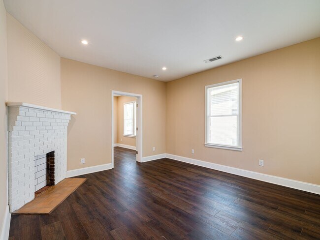 Building Photo - Beautiful Renovated Grant Park 1 Bed/1Bath