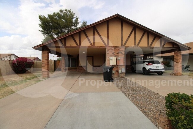 Building Photo - 3212 E Crescent Ave