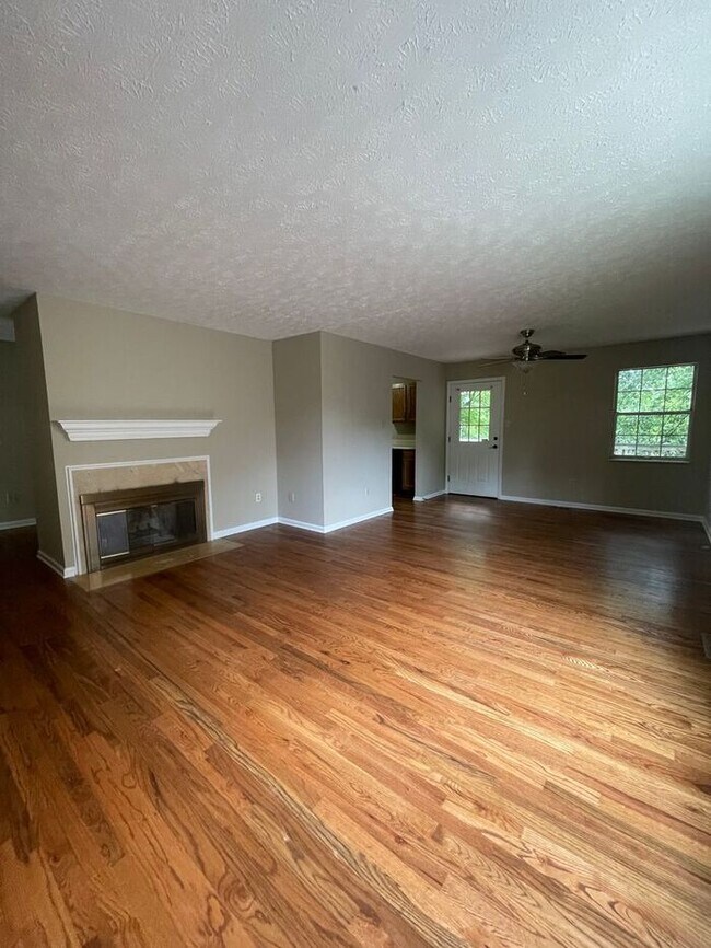 Foto del edificio - 3 bed, 2 bath, 2 car garage ranch style home with fenced yard.