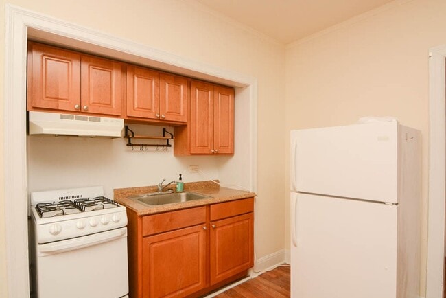 Building Photo - 3335 W Diversey Ave