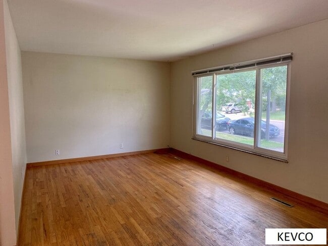 Building Photo - Spacious Home in Campus West!