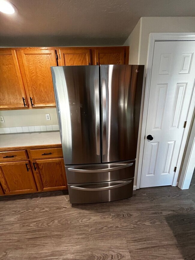 Building Photo - 4 Bedroom in West Boise Available Now