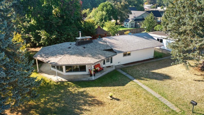 Foto del edificio - MOVE IN READY NOW! 2-Bedroom Rambler with Detached 900 Sq. Ft. Garage & Studio on Spacious Fenced...