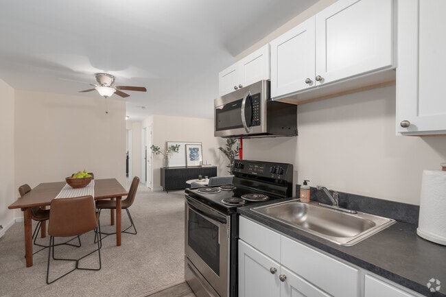 2BR, 1BA - 745SF - Kitchen - Norris Hills