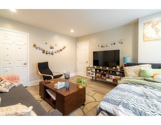 Building Photo - 73 Thorndike St