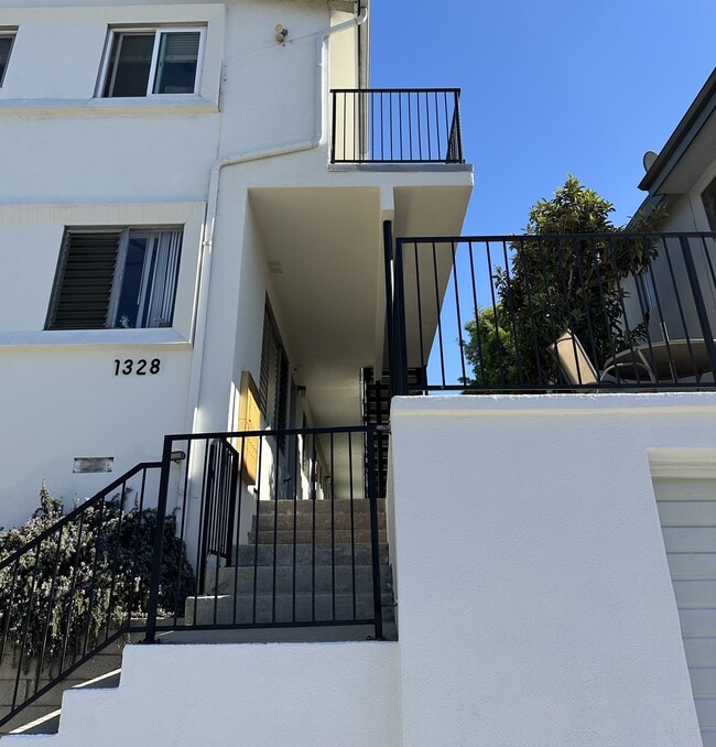 Building Photo - 1328 Barry Ave