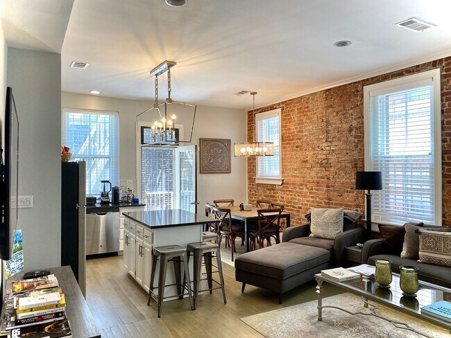 Building Photo - Bright Modern 1 bedroom Condo in DuPont st...