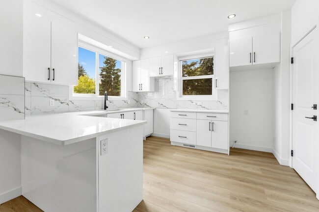 Building Photo - 11630-122 122 St NW