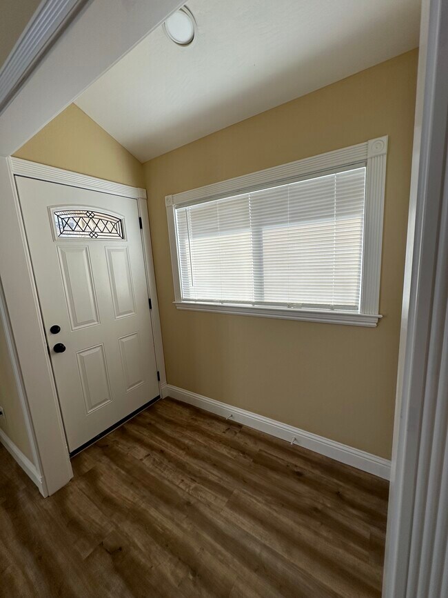 Entry - 2353 Vera Ave