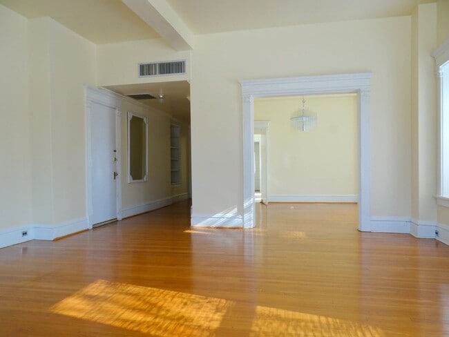 Building Photo - Charming 3 BD/2 BATH right across the stre...