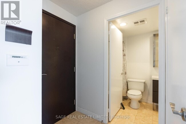 Building Photo - 410 Queens Quay W
