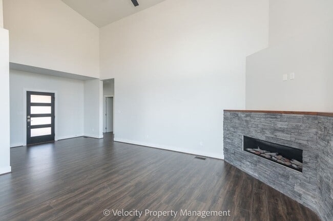 Building Photo - Stunning Home in Eagle Crest Resort Commun...